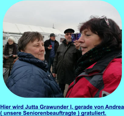 Hier wird Jutta Grawunder l. gerade von Andrea ( unsere Seniorenbeauftragte ) gratuliert.